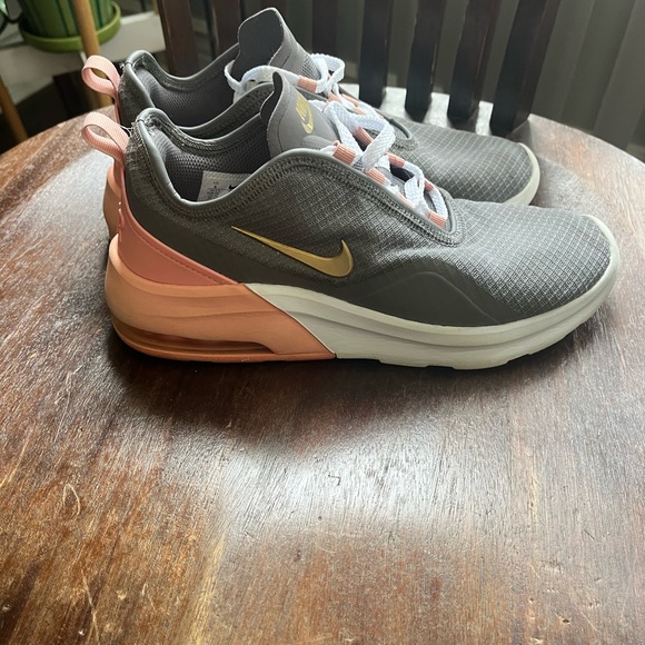 Nike Air Max Motion 2- women’s- size 8 - Picture 8 of 15